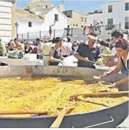  ?? D.A. ?? Una gran paellada popular era ayer punto de encuentro en las fiestas.