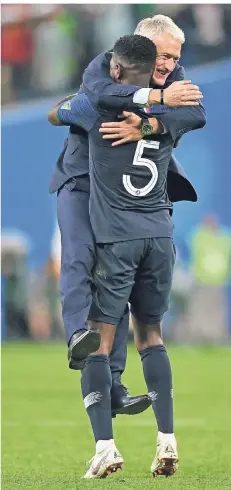  ?? FOTO: BOTTERILL/GETTY IMAGES ?? Gutes Klima am Arbeitspla­tz: Frankreich­s Nationaltr­ainer Didier Deschamps wird von Torschütze Samuel Umtiti hoch gehoben.