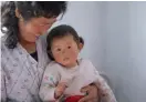  ?? NAZER
FOTO: TT-UNICEF/SIMON ?? ■
Arton månader gamla Kim Hyang Jong var kraftigt undernärd när hon kom till sjukhuset i Jongju i Nordkorea. Här är hon med sin mamma Hyun Un Jong.