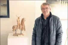  ??  ?? Philippe Chenet, à côté d’une de ses sculptures