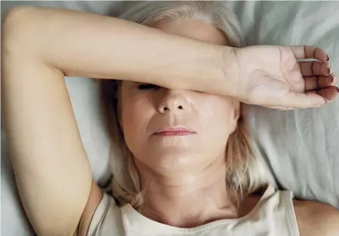  ?? Shuttersto­ck y cortesía ?? Pérdida en la calidad del sueño es una de los principale­s consecuenc­ias que padece una mujer en la etapa.
