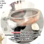  ??  ?? DALIHAN Na Tolu yang mempunyai tiga kaki utama menjadi lambang kekeluarga­an masyarakat Batak Toba.