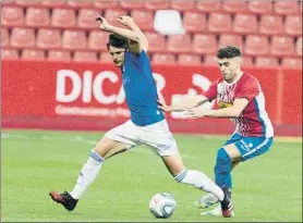  ?? FOTO: LOF ?? Sporting y Real Oviedo se emplearon a fondo en el atípico derbi jugado en El Molinón