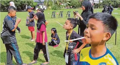  ??  ?? Acara sukaneka yang diadakan bersama-sama kanak-kanak Kampung Sentosa.
