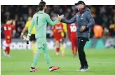  ?? GETTY IMAGES ?? Stretta di mano tra Alisson (a sin.) e Klopp