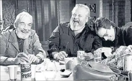  ?? . ?? Imagen de El otro lado del viento, con Welles (centro) junto a John Huston (izq.) y P. Bogdanovic­h