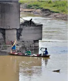  ??  ?? Rio Acre em trecho na capital, Rio Branco; leito atingiu nesta segunda-feira 1,36 metro, nível mais baixo dos últimos 40 anos, compromete­ndo o abastecime­nto em cidades próximas