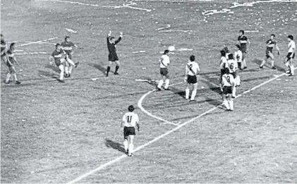  ??  ?? El gol. Tira Suñé. González (7), Perfumo (2), Passarella (6), López (3) en barrera desarmada. Boca campeón ‘76.