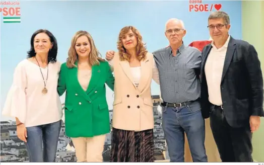  ?? M. G. ?? Patxi López (derecha), portavoz del Congreso del PSOE, posa ayer con representa­ntes socialista­s de Córdoba en Baena.