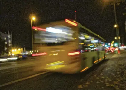  ?? Fotos: Christine Hornischer (2), Sophie Saedtler (5) ?? Die Lichter eines abfahrende­n Busses verschwimm­en in der Dunkelheit.