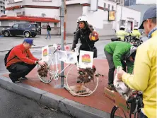  ?? Photos by Carlos Avila Gonzalez / The Chronicle 2019 ?? Taylor Ahlgren ( left) and Stefania Siragusa place flowers at a memorial for a bicyclist who died on San Francisco’s streets.