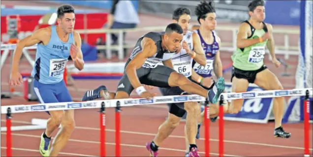  ??  ?? A POR EL TRIUNFO. Orlando Ortega salta una valla en cabeza de la prueba de los 60 mv, en la que se proclamó campeón de España en pista cubierta en Salamanca.