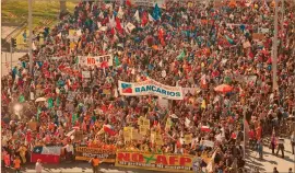  ?? foto archivo: reuters ?? En Chile lo llaman fondo solidario o colectivo; se aprobó el año pasado, tras las manifestac­iones en contra de las administra­doras de fondos de pensiones.