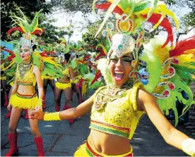  ?? RAFAEL POLO AVELLANEDA ?? Los integrante­s de una comparsa infantil de Carnaval en un desfile.