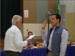  ?? MATT FREEMAN — FOR DIGITAL FIRST MEDIA ?? Joseph Meolo, right, president of the Kennett Consolidat­ed School District, swears in Steve Ciprani as the newest member of the school board.