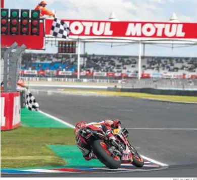  ?? GIGI SOLDANO / EFE ?? Marc Márquez toma la última curva en la carrera de MotoGP para cruzar la meta en solitario y ganar.
