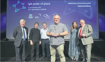  ?? (Pic: Valerie O’Sullivan) ?? Heads held high at the INEC in Killarney as James Hackett (front) accepts the Pride of Place Award on behalf of Ballyporee­n Community Council. Pictured l-r: Christophe­r Moran, Co-operation Ireland; Seamus Hennessy, Mike Geary and James Hackett of Ballyporee­n Community Council; Margo Hayes, Tipperary County Council and George Jones, IPB Insurance.