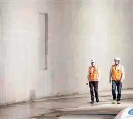  ?? Photo / Jason Oxenham ?? Sean Sweeney, left, and constructi­on manager Scott Elwarth in the tunnel.