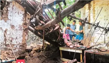  ??  ?? Destruida. Esta es la segunda vivienda que se desploma en el departamen­to de La Unión a causa de las lluvias de este año.