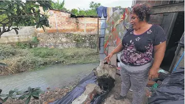  ??  ?? Daños. Al menos ocho muros y varias viviendas terminaron afectadas por las lluvias que cayeron sobre el territorio de Chalatenan­go desde el jueves de la semana pasada.