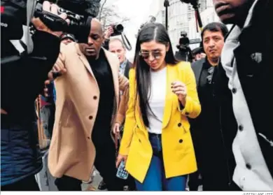  ?? JUSTIN LANE / EFE ?? Emma Coronel, a la salida de la corte de Nueva York donde se juzgaba a su marido en febrero de 2019.
