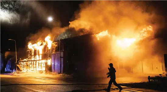  ?? Bild: Roger Larsson/arkiv ?? Branden på Stationsga­tan bröt ut en och en halv vecka innan jul och den massiva pelaren av brandrök syntes över stora delar av Halmstad.