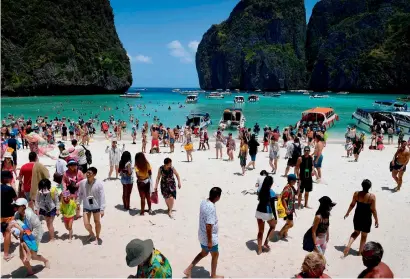  ?? AFP ?? A crowd of tourists on the maya Bay beach on the southern thai island of Koh phi phi. —