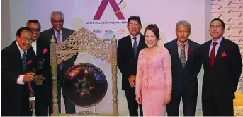  ??  ?? Hit it: (From left) Astro Malaysia Holdings chairman Tun Zaki Tun Azmi, Astro Malaysia chairman Datuk Badri Masri, deputy chairman Ralph Marshall, director Datuk Khadar Merican, Rohana, director Chin Kwai Yoong and Khazanah Nasional director Hisham...