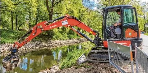  ?? Foto: Michael Eichhammer ?? Einmal im Jahr senkt die Stadt den Wasserspie­gel in den fließenden Gewässern, etwa an der Wertach – und wenn das Wasser abgelassen ist, kommt einiges zum Vor schein.