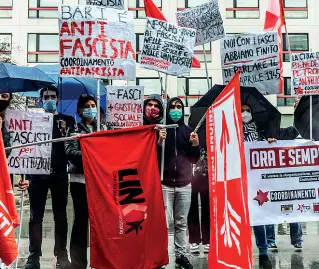  ??  ?? La manifestaz­ione antifascis­ta organizzat­a ieri mattina davanti al Tribunale di Bari