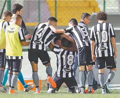  ?? VITOR SILVA / SSPRESS / BOTAFOGO ?? Jogadores cercam Vinícius Tanque (18), autor do gol que garantiu a classifica­ção do Botafogo para as oitavas