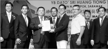  ??  ?? Huang (third left) presents the Boy’s Exemplary Award to Ling Yeo Han (fourth right) as (from left) Dr Chieng, Ting, Chan and others look on.