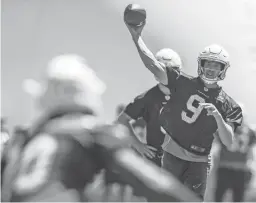  ?? SEAN LOGAN/THE REPUBLIC ?? Cardinals quarterbac­k Sam Bradford throws during practice on Tuesday in Tempe.