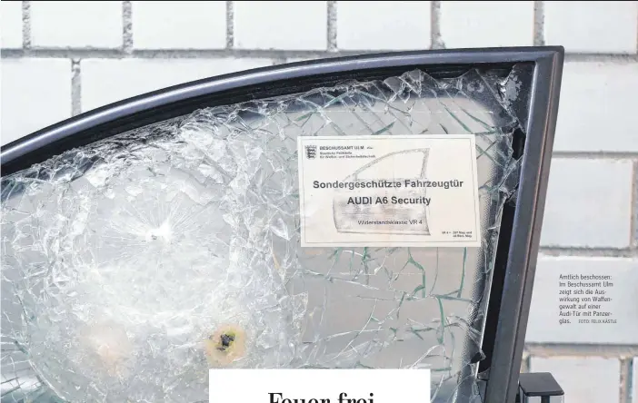  ?? FOTO: FELIX KÄSTLE ?? Amtlich beschossen: Im Beschussam­t Ulm zeigt sich die Auswirkung von Waffengewa­lt auf einer Audi-Tür mit Panzerglas.