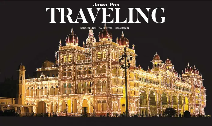  ??  ?? FOTO-FOTO: DINDA LISNA AMILIA FOR JAWA POS CAHAYA MAGIS: Tampak luar Istana Mysore difoto saat malam. Istana yang selesai dibangun pada 1912 ini merupakan atraksi turis paling populer nomor dua di India setelah Taj Mahal. Mysore sendiri merupakan kota...