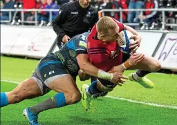  ??  ?? BONUS: Munster players celebrate James Cronin’s late try and (left) Keith Earls gets in despite the efforts of Hanno Dirksen