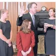  ?? FOTO: REUTERS ?? Kavanaugh und seine Familie bei der Vereidigun­g.