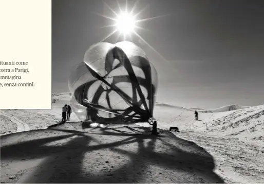  ??  ?? Il lancio a White Sands (Nuovo Messico, Usa) di una scultura Aerocene di Tomás Saraceno, avvenuto a novembre 2015 nell’ambito del simposio Space Without Rockets promosso dallo stesso artista per la mostra Territory of the Imaginatio­n al Rubin Center for the Visual Arts. Uno dei voli portò in aria sette persone per quasi tre ore senza l’uso di alcun combustibi­le fossile, stabilendo un record mondiale di volo umano effettuato utilizzand­o unicamente energia solare.