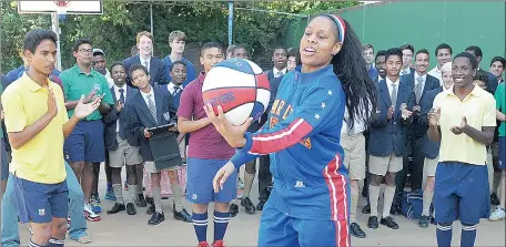  ?? Picture: JEFFREY ABRAHAMS ?? OUTSTANDIN­G SKILLS: Sweet J, a member of the Harlem Globetrott­ers, demonstrat­es her basketball moves to Farai Gwanyanya (right) and his classmates from Wynberg Boys’ High School yesterday.