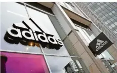  ?? FOTO: CHRISTOPHE GATEAU/DPA ?? Schon 2025 will der Sportartik­elherstell­er Adidas rund die Hälfte seiner Umsätze in eigenen Online-Shops und Marken-Stores erzielen.