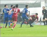  ?? LIU DAWEI / XINHUA ?? Brazil internatio­nal Oscar of Shanghai SIPG and Guangzhou R&F’s Li Tixiang (35) were both involved in an ugly brawl during the Chinese Super League match at Yuexiushan Stadium in Guangzhou on Sunday.