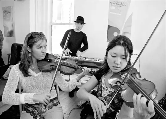  ?? FRANCOIS PORTMANN ?? Rosemary Siemens and Julia Koo joined up with DJ Radar to perform Concerto for Turntable as part of the Red Bull Artsehcroa­t concert at Carnegie Hall.