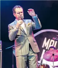  ?? Foto: Joe Smith ?? Dreht und wendet sich wie ein nicht so recht passendes Puzzleteil über den Grooves seiner Band: Crooner und Gaukler Kurt Elling am Malta-JazzFestiv­al.