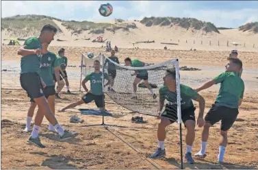  ??  ?? Los jugadores de Racing, en la playa en un entrenamie­nto de la pasada pretempora­da, en julio.