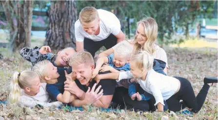  ?? Picture: RICHARD GOSLING ?? Ben Hannant with wife Emma and (from left) Ella, Mia, Brax, Kye, Channing, Koa (obscured) and Ava.