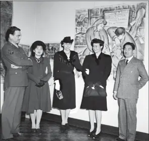  ?? © Paul Faris/Courtesy of Mary Ann Thurmond and Tim Faris ?? An exhibition of art by Japanese-American artist Henry Sugimoto was held at Hendrix College in February 1944, during World War II. Sugimoto and his wife, Susie Tagawa, were allowed to leave an internment camp to attend. Pictured are Louis Freund (from...