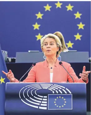  ?? FOTO: YVES HERMAN/AP ?? Ursula von der Leyen (CDU), Präsidenti­n der Europäisch­en Kommission und Mitglied der Fraktion EVP, spricht vor den Abgeordnet­en des Europäisch­en Parlaments zur Lage der Union.