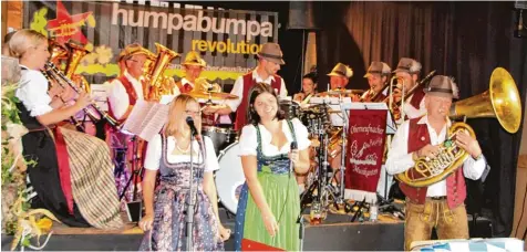  ??  ?? Die Musiker von „Humpa Bumpa Revolution“sorgten beim Abschluss Frühschopp­en im Ramminger Braustadel für beste Unterhaltu­ng. Dirigent Franz Huber und seine Mu siker überzeugte­n mit einem Programm von Polka bis Pop. Besonders viel Applaus erhielten die...