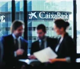  ??  ?? CaixaBank se ha convertido en el principal banco de España tras la fusión con Bankia