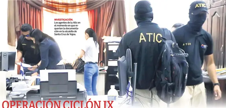  ??  ?? INVESTIGAC­IóN. Los agentes de la Atic en el momento en que requerían la documentac­ión en la alcaldía de Santa Cruz de Yojoa.